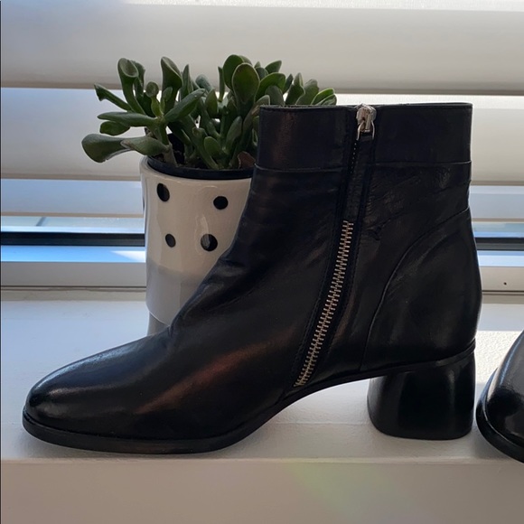 Apostrophe ankle boots. - Picture 3 of 7